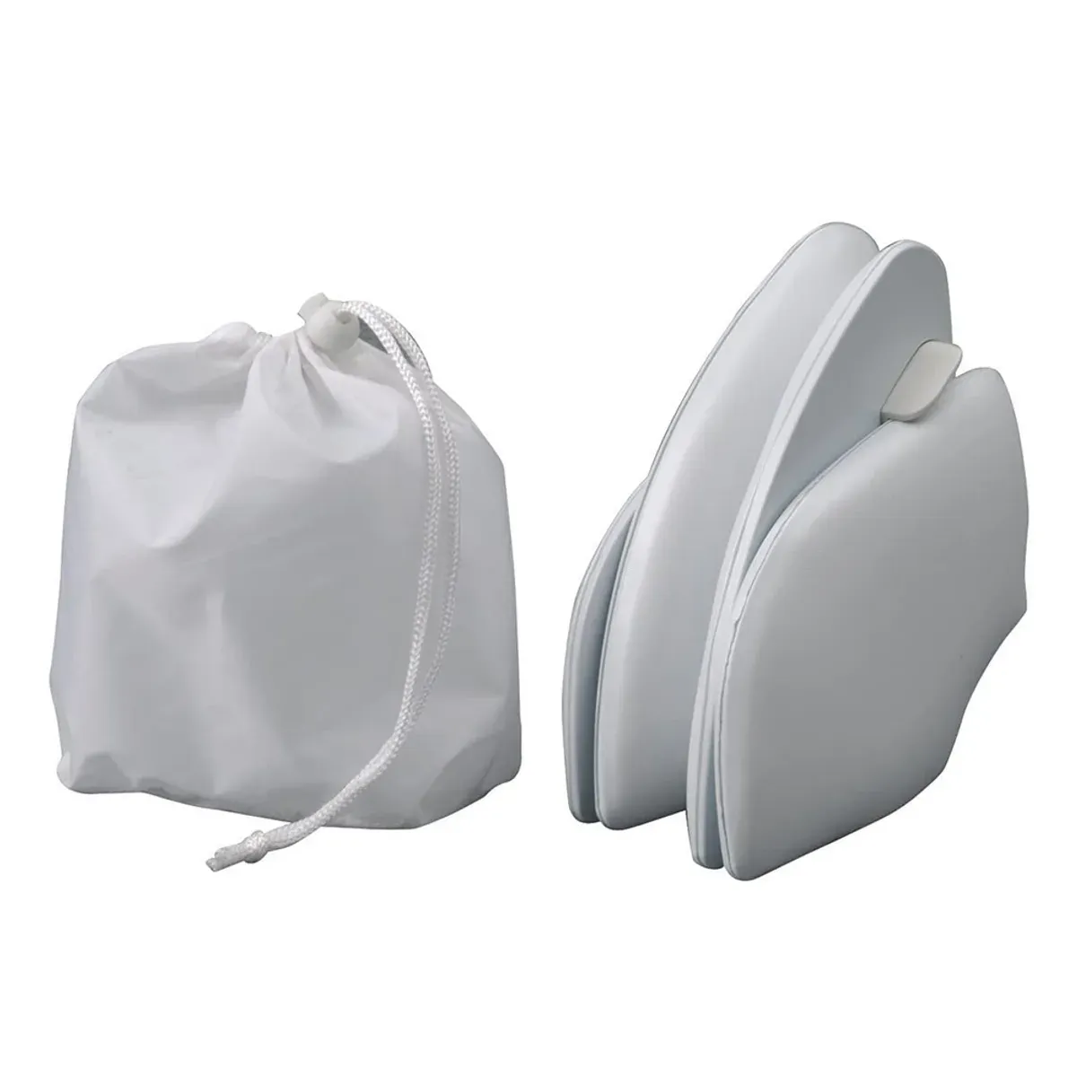 تبدیل توالت‌فرنگی Cushie Traveler تاشده کنار کیف حمل سفید بندی