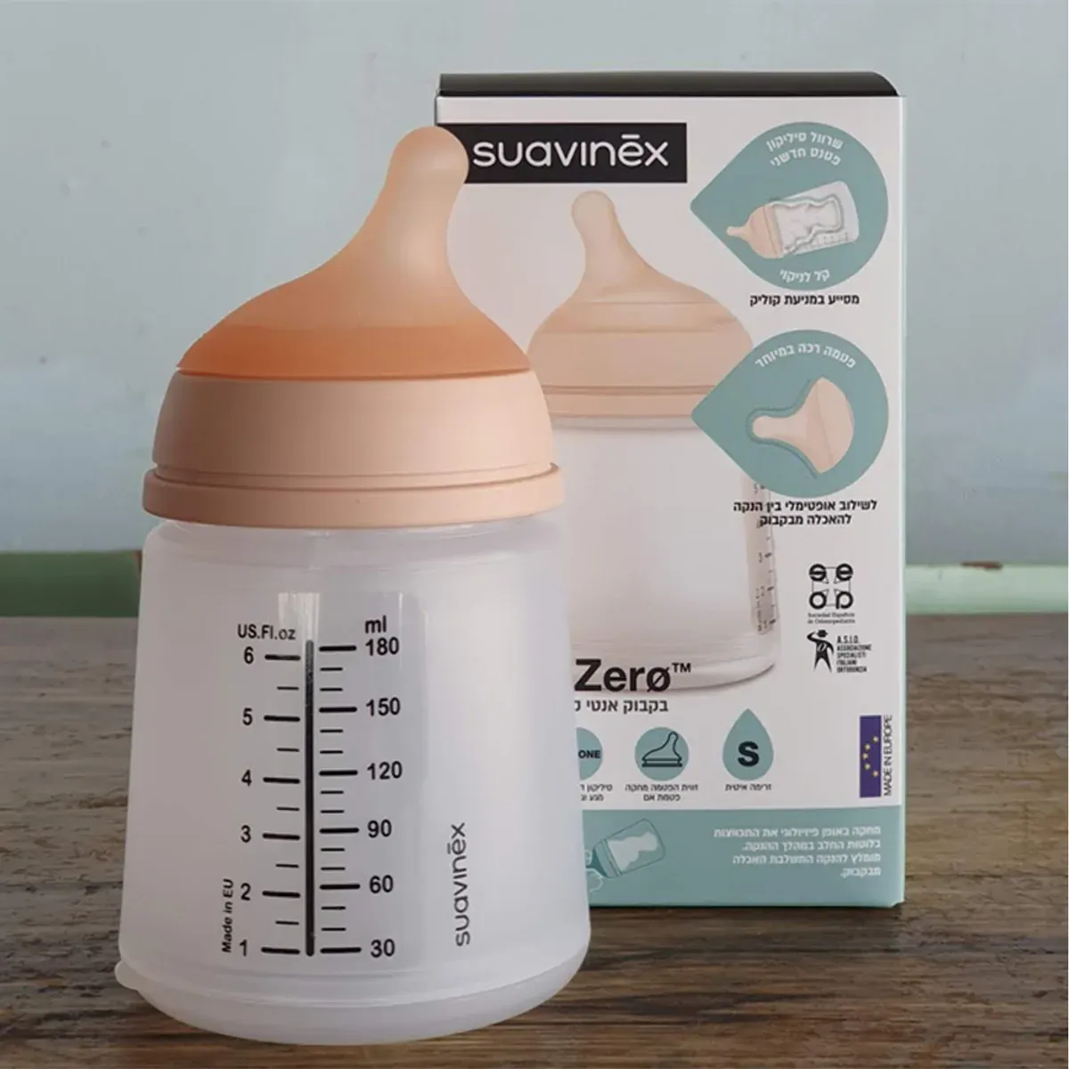 شیشه شیر سوآوینکس Zero.Zero 180 میلی‌لیتر با درجه‌بندی میلی‌لیتر، جلوی جعبه‌ی آن با متن عبری